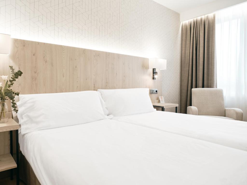 Postel nebo postele na pokoji v ubytování Hotel Albret