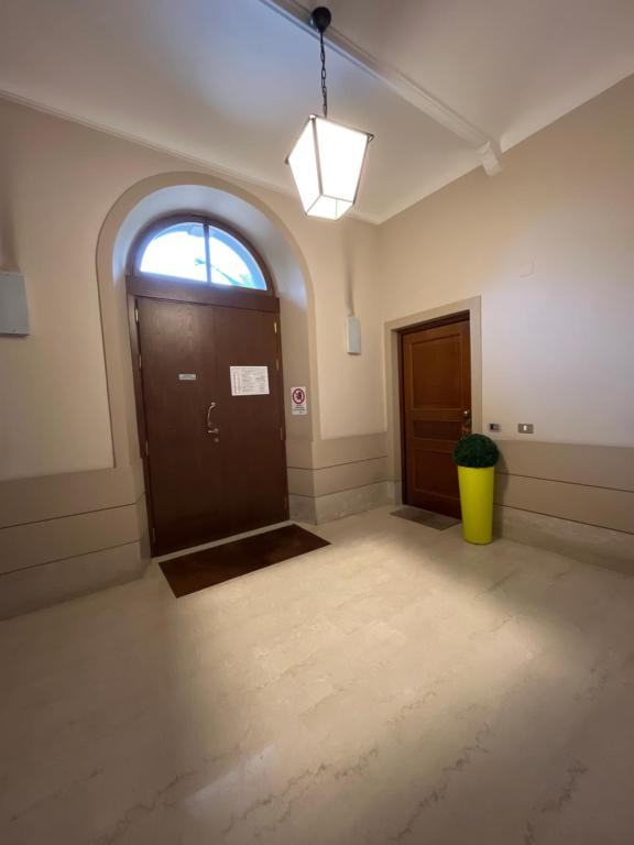 una stanza vuota con una porta e una pianta in vaso di HOTEL Villa Bertone a Roma