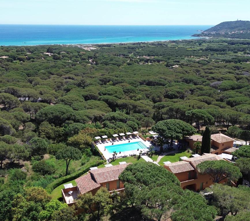 uma vista aérea de uma casa com piscina em Hôtel les Bouis - Vue mer em Saint-Tropez