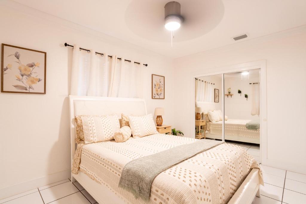 En eller flere senge i et værelse på Miami guesthome near airport