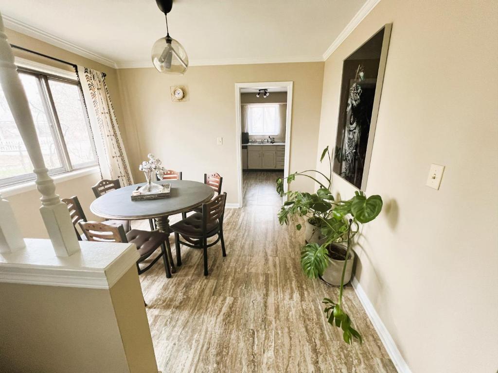 een woonkamer met een tafel en een eetkamer bij Spanish Style 3-bedroom Home with Hot Tub in Indianapolis