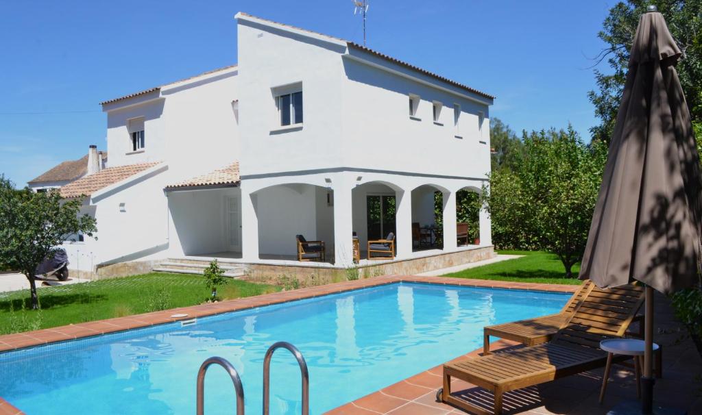 eine Villa mit einem Swimmingpool vor einem Haus in der Unterkunft Gran Chalet con Piscina (8-10 pp) in L'Eliana