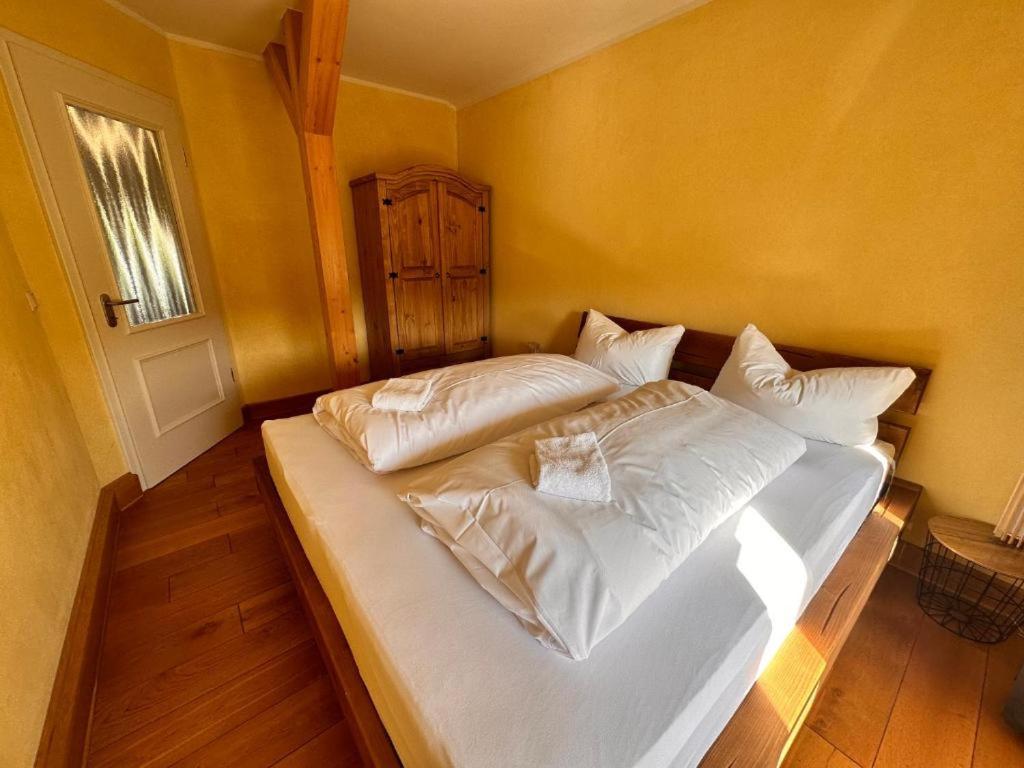 Postel nebo postele na pokoji v ubytování Altstadthotel Ilsenburg