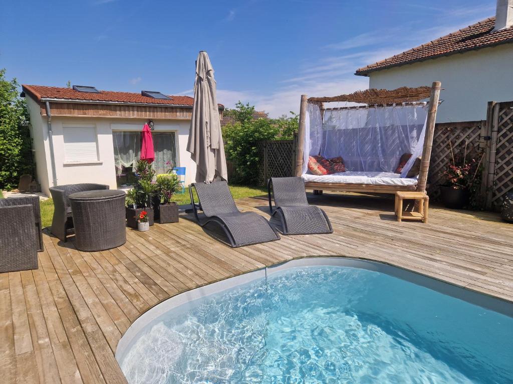 Πισίνα στο ή κοντά στο La sérénité Balinaise, chambre et sdb privée, jardin , piscine en saison, près de Chantilly, parc Astérix et CDG et Paris en 20'