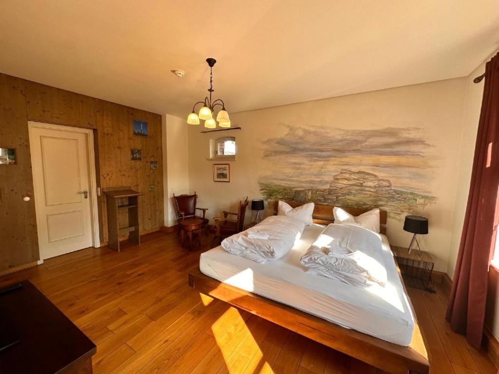 Postel nebo postele na pokoji v ubytování Altstadthotel Ilsenburg