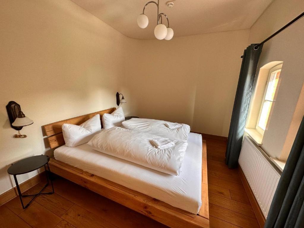 Postel nebo postele na pokoji v ubytování Altstadthotel Ilsenburg