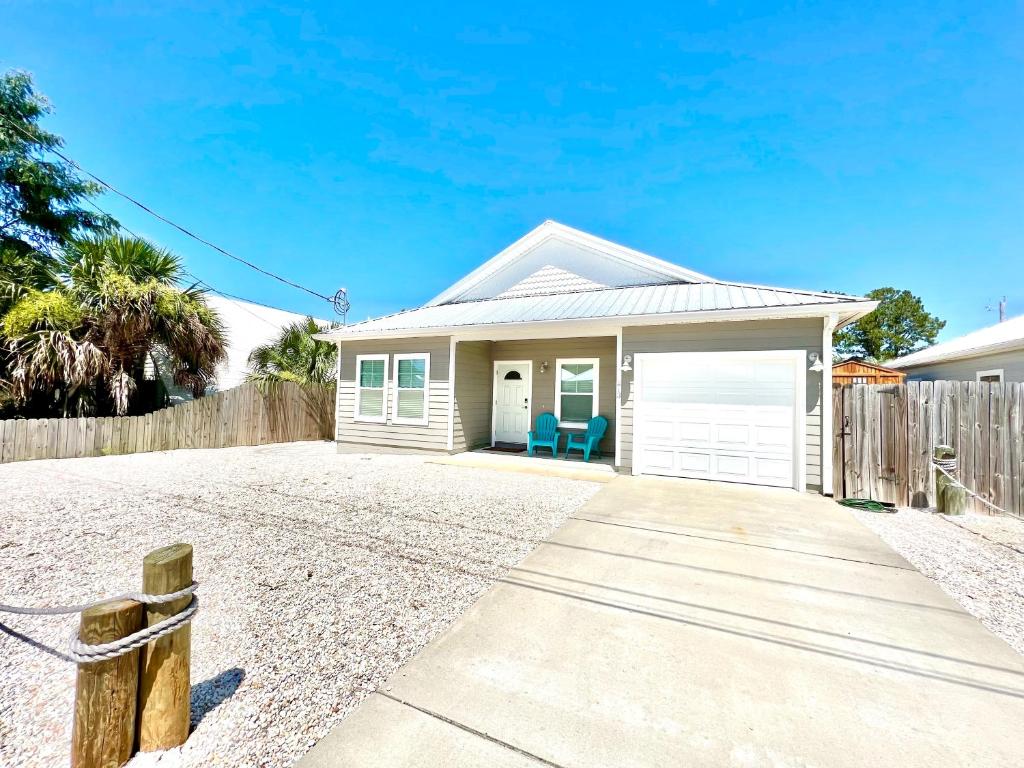 巴拿马城海滩Beach Haven的白色的房子,有栅栏和车道