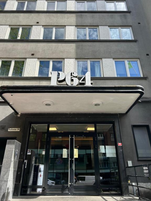 un bâtiment avec un panneau jax en haut dans l'établissement National Theater Dormitory Mixed, à Oslo