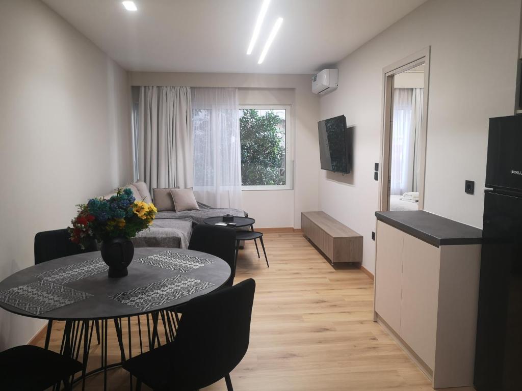 een woonkamer met een tafel en een bank bij Athenian Apartments, Syntagma square #6 in Athene
