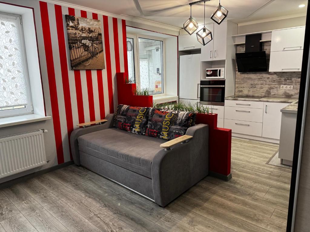 salon z kanapą i czerwonymi i białymi paskami w obiekcie Apartment on Vatutina w mieście Winnica
