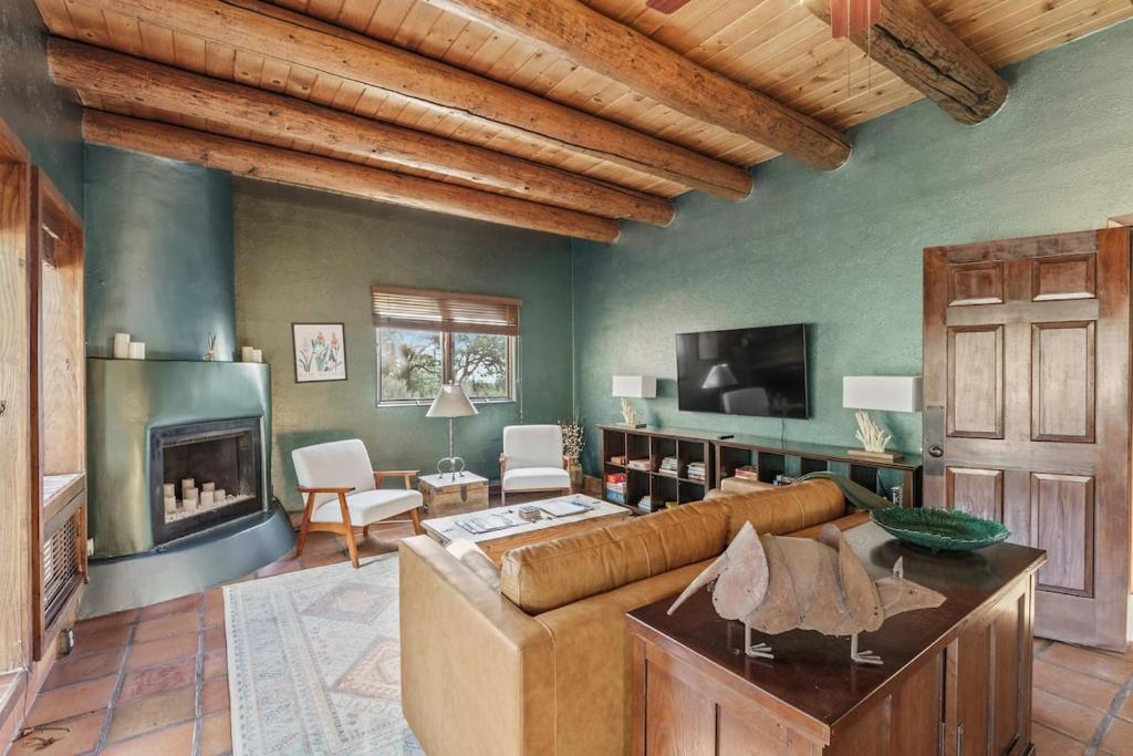 - un salon avec un canapé et une cheminée dans l'établissement Mountain Views Newly Renovated Secluded Retreat, 