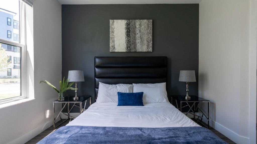 - une chambre avec un grand lit et une tête de lit noire dans l'établissement Luxury 1Bedroom 1Bath Pearl District, à Portland
