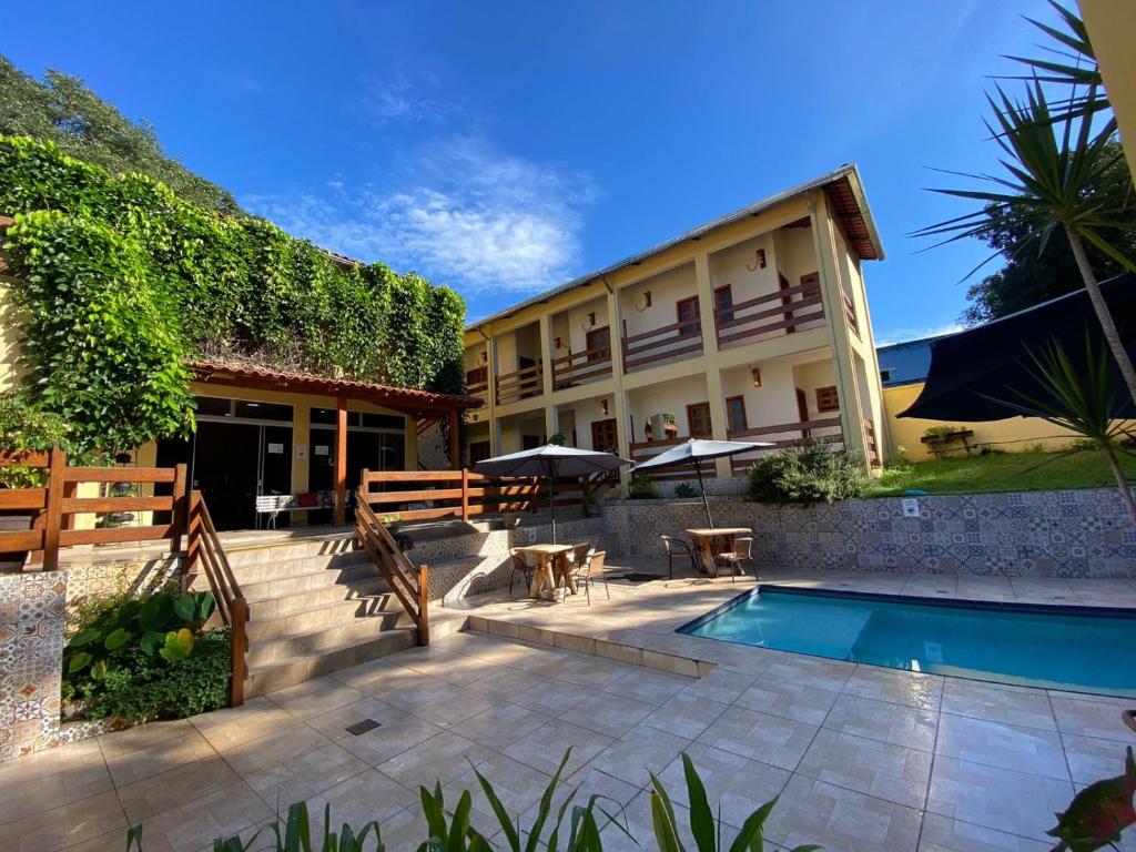 un resort con piscina e un edificio di Pousada Morro do Frota a Pirenópolis