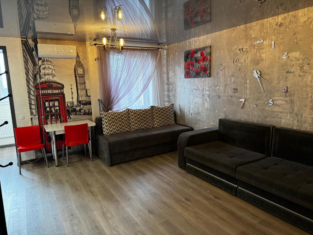 sala de estar con sofá y mesa en Апартаменти Східна Перлина en Vínnytsia