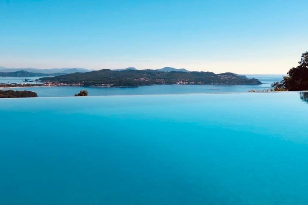 une vue sur une grande étendue d'eau dans l'établissement Amazing view seaside villa, à La Seyne-sur-Mer