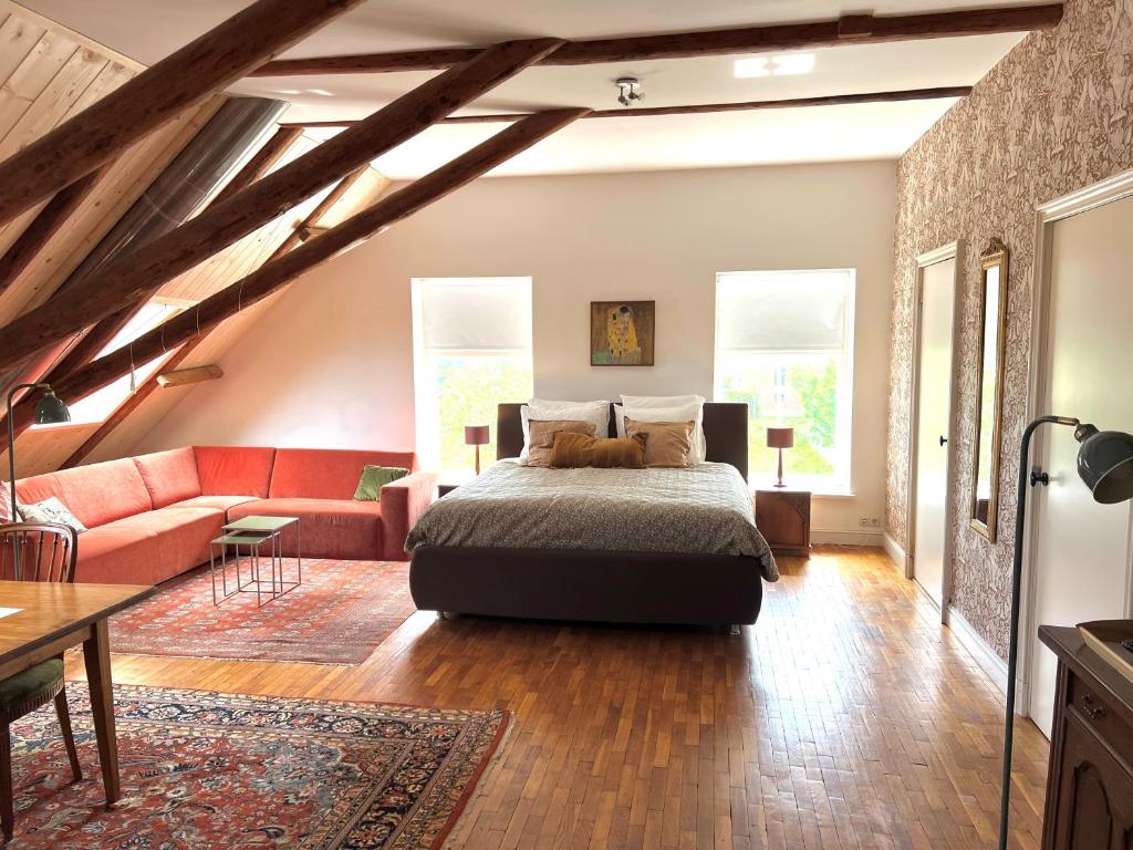 1 dormitorio con 1 cama y 1 sofá en Ark van Thesinge, 