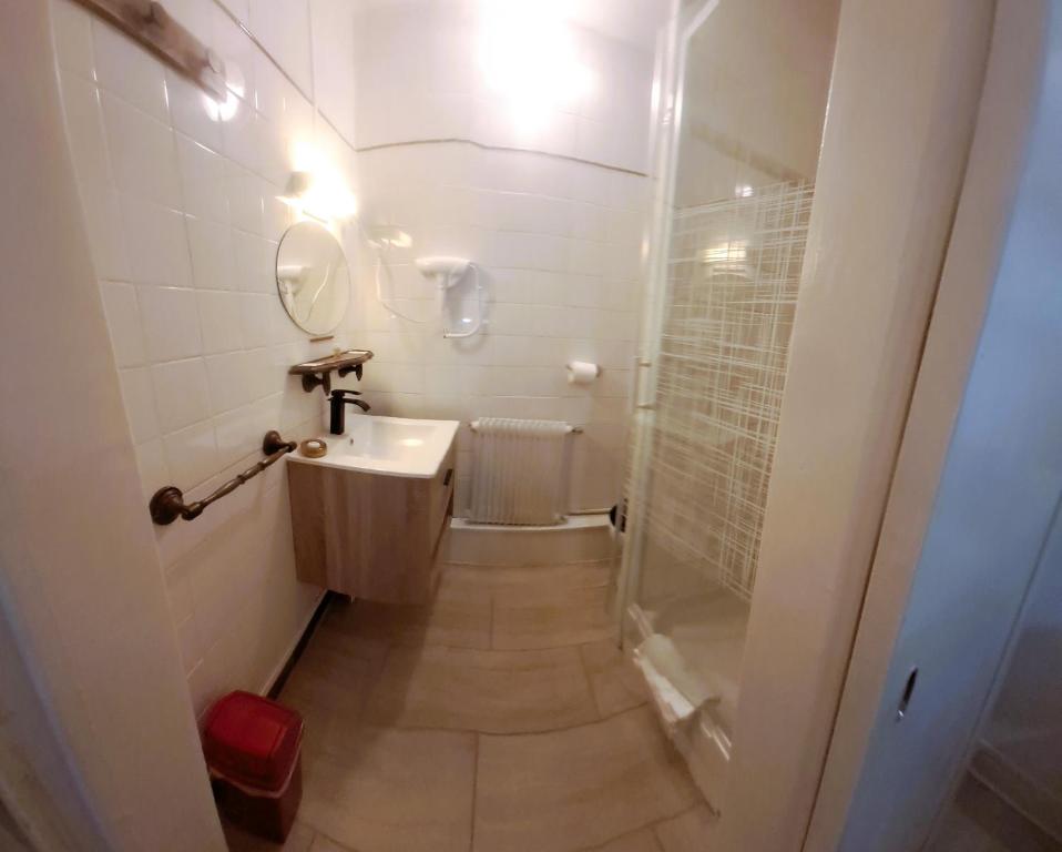 Koupelna v ubytování Hôtel OpalOriental