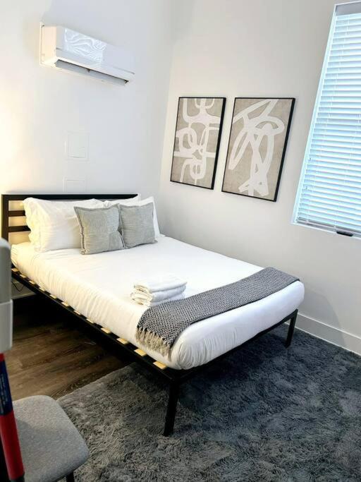 Postel nebo postele na pokoji v ubytování Sleek Modern & Fully Furnished Uptown Studio - Wilson 402