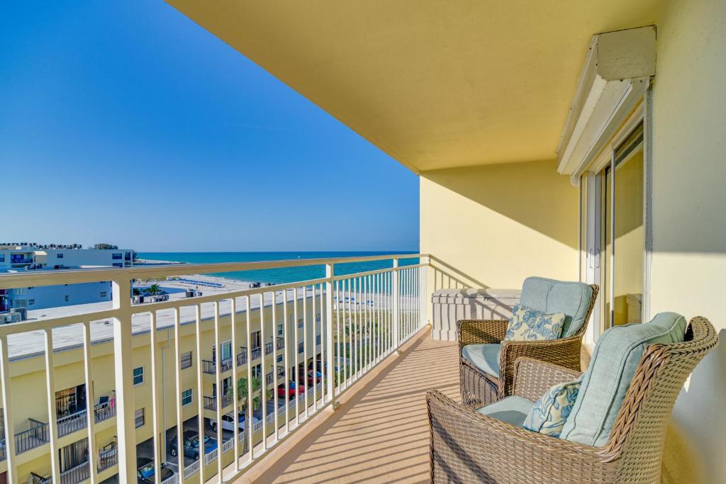 Μπαλκόνι ή βεράντα στο Waterfront Condo with Patio and Pool on Madeira Beach!