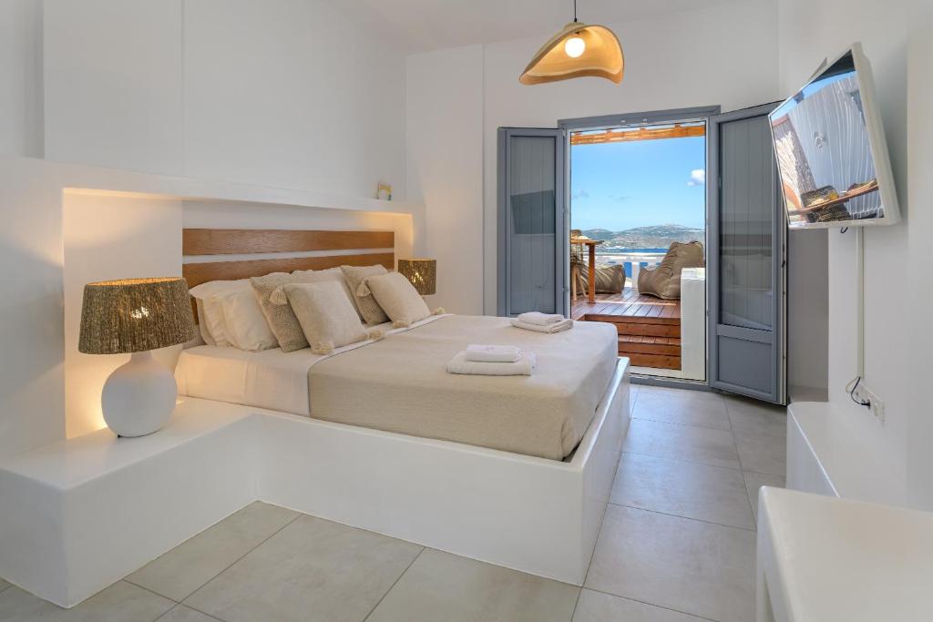 Postel nebo postele na pokoji v ubytování Oneiro Luxury Suites-Adults Only