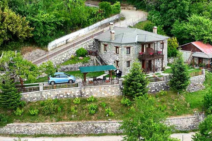 Vonkajšia záhrada v ubytovaní Πέτρινο Όραμα