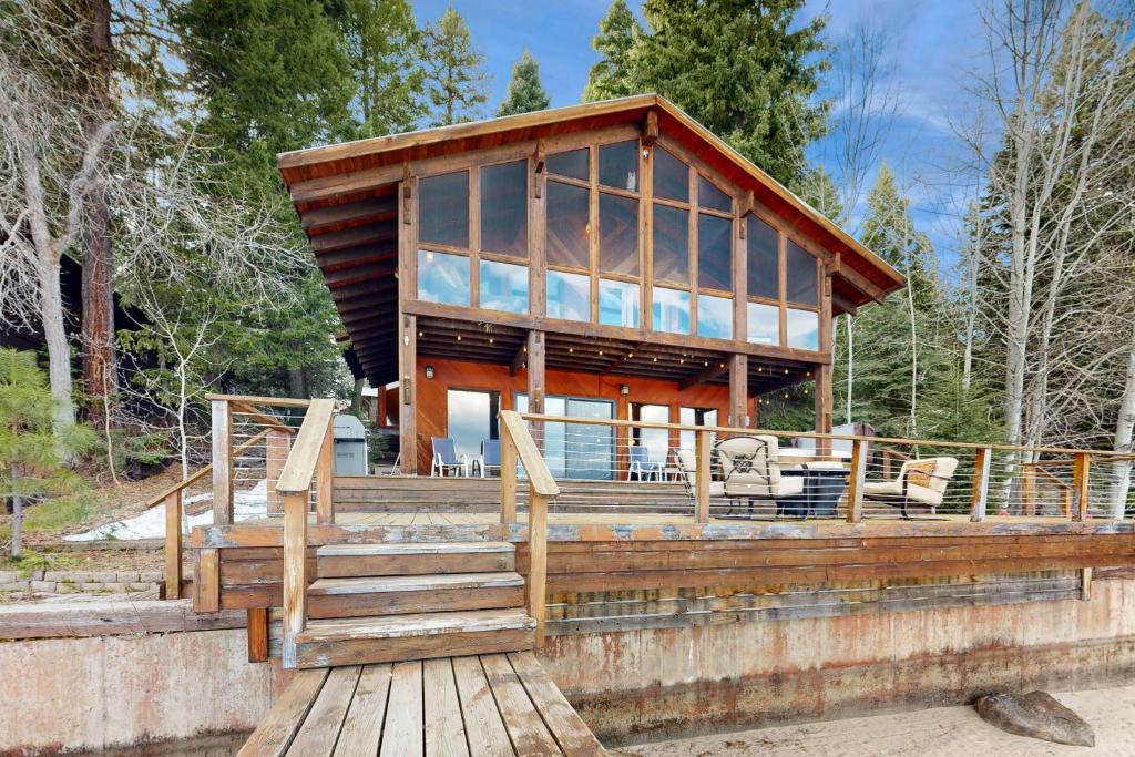 una gran casa de madera en un puente en A Place on Payette, en McCall