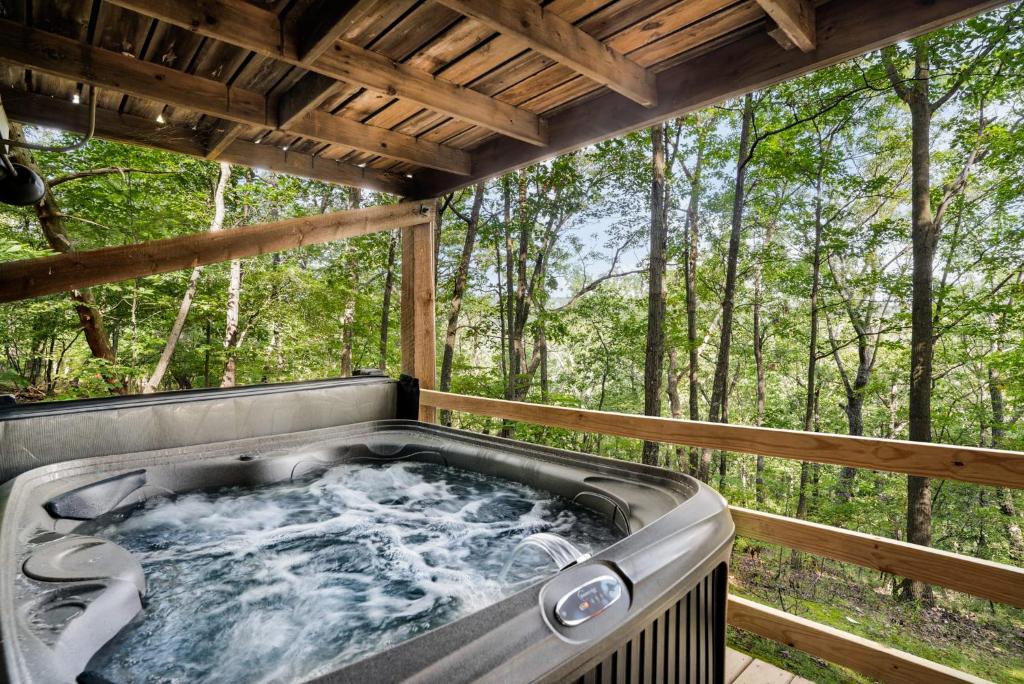 HedgesvilleにあるSecluded Cabin Hot Tub, Huge Deck, Fire Pit, WiFiの森の中のジャグジー