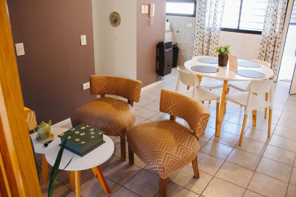 门多萨Acacia的用餐室配有桌椅和桌子