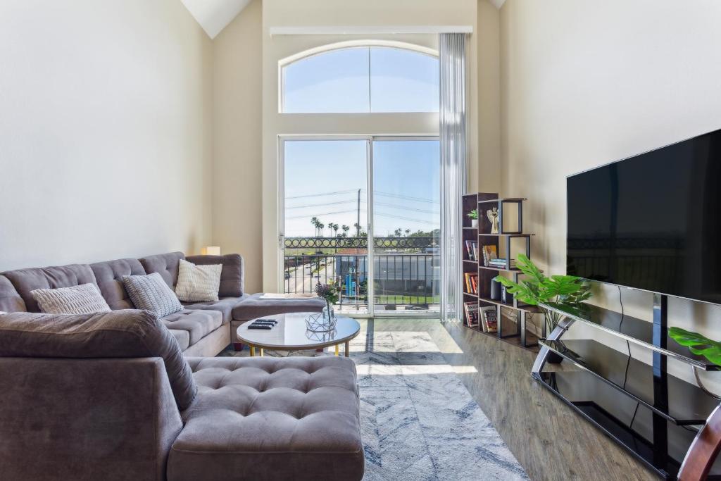 sala de estar con sofá y TV en Modern 2bedroom Apartment with Pool en Los Ángeles
