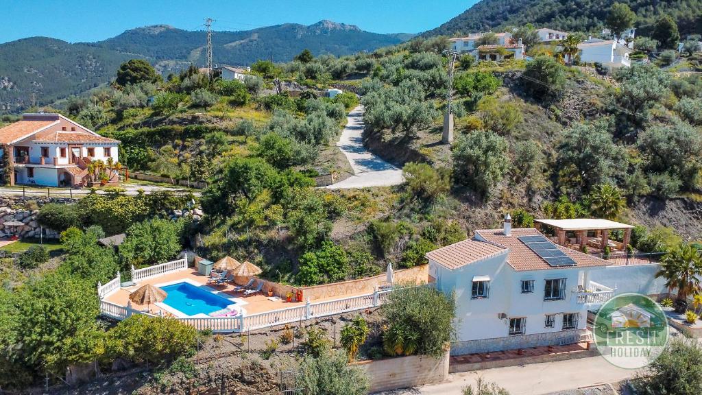 uma vista aérea de uma casa com piscina em Villa Mirador em Alcaucín