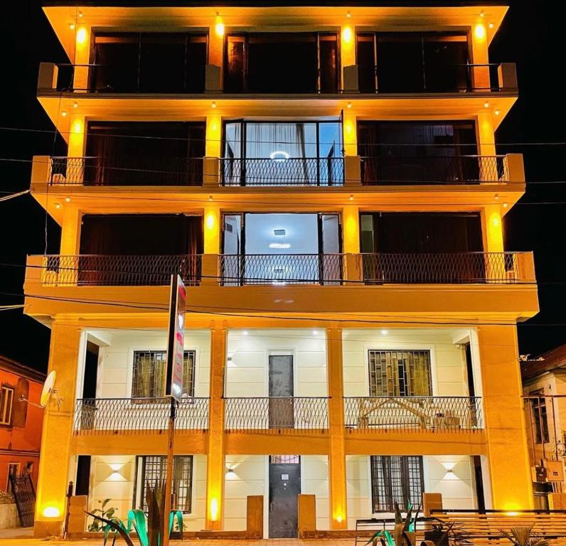 un edificio alto con balcone sul lato di Megobroba a Kobuleti