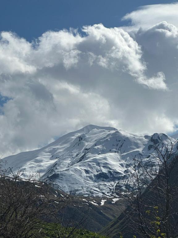 Vista general d'una muntanya o vistes d'una muntanya des de l'hostal o pensió