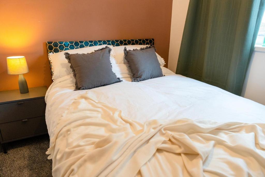 - un grand lit blanc avec 2 oreillers dans l'établissement Cozy 2-Bedroom - Cyncoed Area, à Cardiff