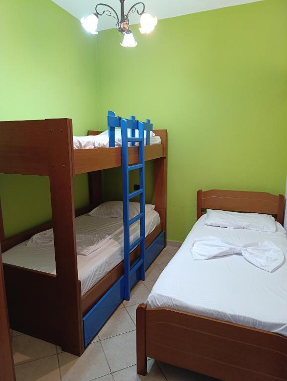 Postel nebo postele na pokoji v ubytování Hotel Mjeshtri