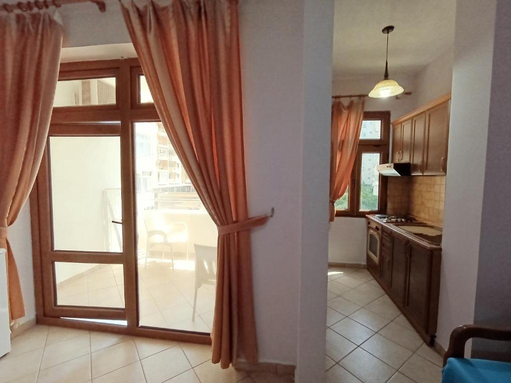 Kuchyň nebo kuchyňský kout v ubytování Hotel Mjeshtri