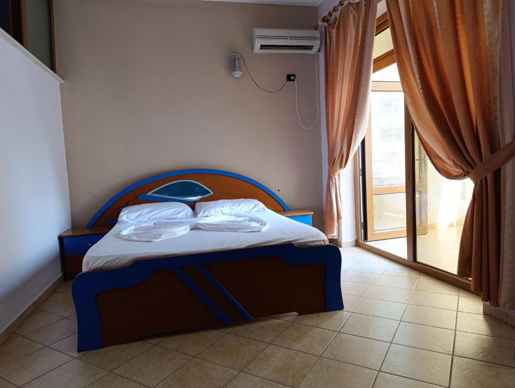 Postel nebo postele na pokoji v ubytování Hotel Mjeshtri