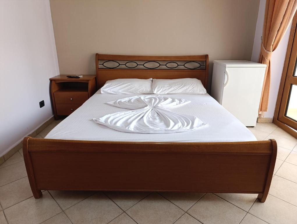 Postel nebo postele na pokoji v ubytování Hotel Mjeshtri