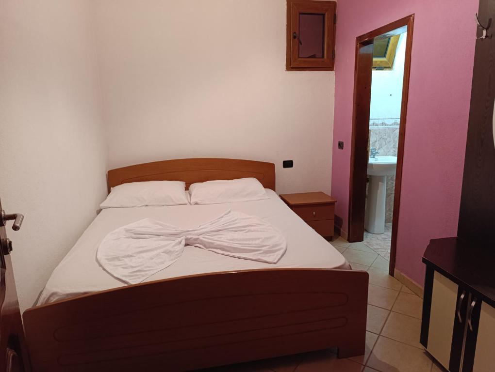 Postel nebo postele na pokoji v ubytování Hotel Mjeshtri
