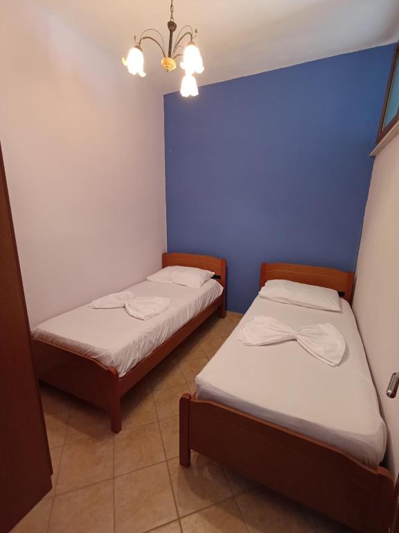 Postel nebo postele na pokoji v ubytování Hotel Mjeshtri