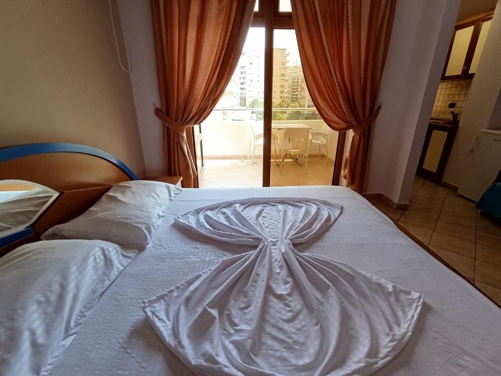 Postel nebo postele na pokoji v ubytování Hotel Mjeshtri