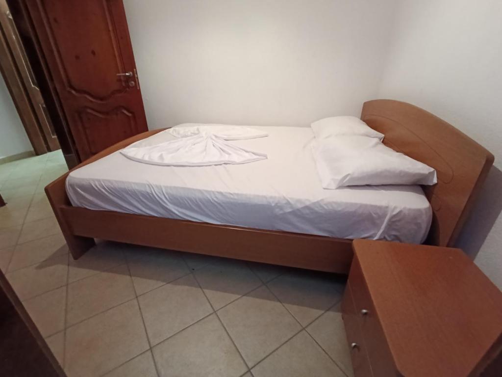 Postel nebo postele na pokoji v ubytování Hotel Mjeshtri