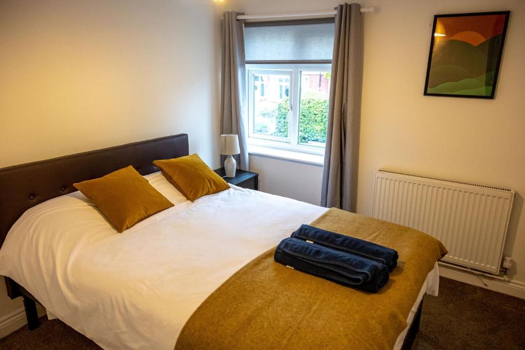 ein Schlafzimmer mit einem Bett mit einem Koffer drauf in der Unterkunft Cozy 1-BR Sanctuary in Redland, Bristol in Bristol