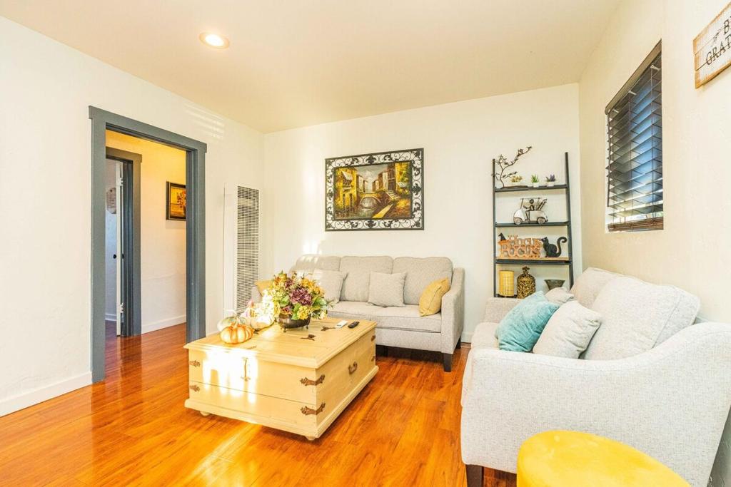 Ruang duduk di Newly Remodeled 3B2B House