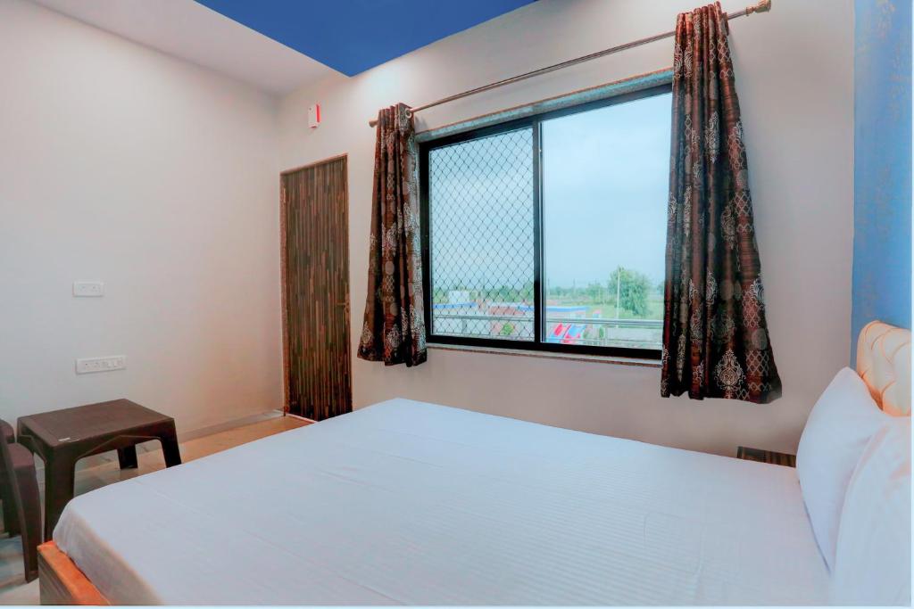 Ein Bett oder Betten in einem Zimmer der Unterkunft (SIK106 )Hotel Golden Palace & Resort