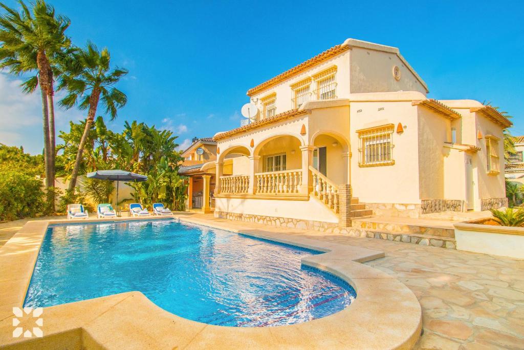 una casa con piscina frente a una casa en Villa Sara by Abahana Villas, en Calpe