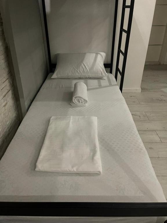 Postel nebo postele na pokoji v ubytování Shesh Hostel