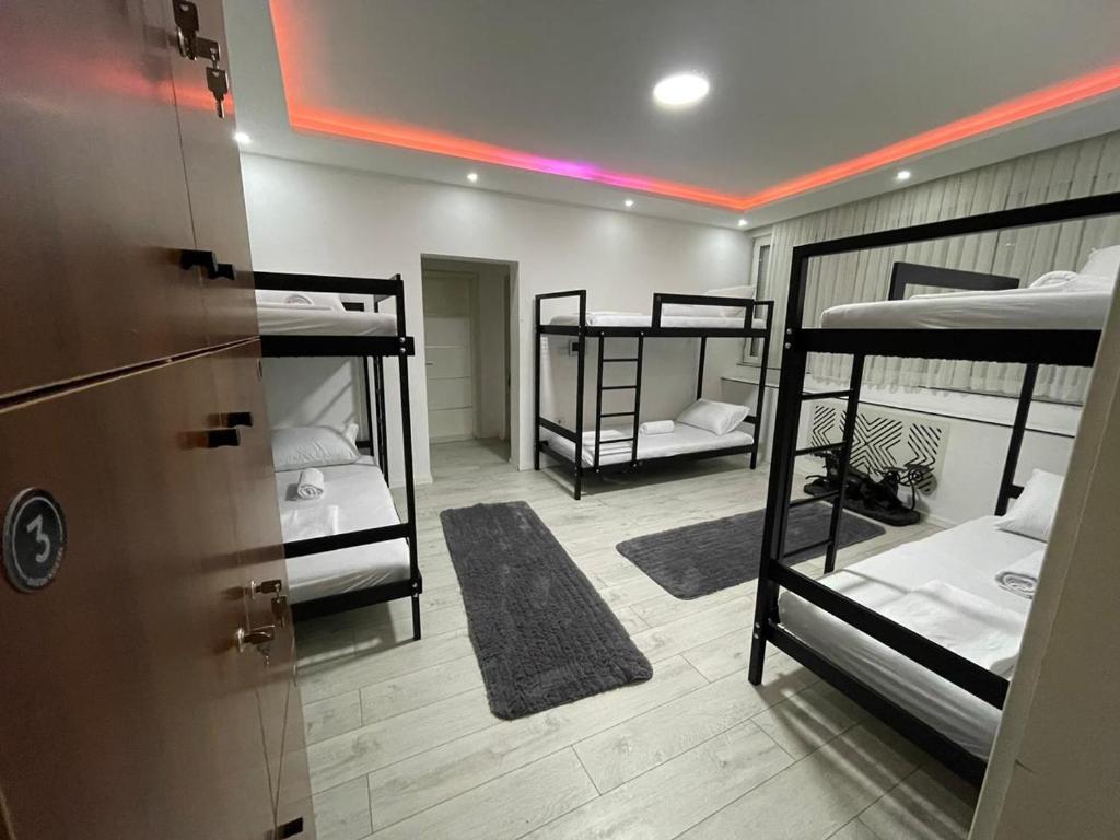 Postel nebo postele na pokoji v ubytování Shesh Hostel