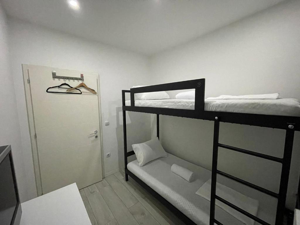 Postel nebo postele na pokoji v ubytování Shesh Hostel