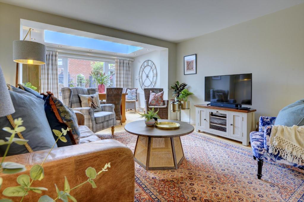 a living room with a couch and a tv at Market House by Spa Town Property - Spacious & Stylish Townhouse with Free Parking Near to Stratford-upon-Avon, Warwick & Solihull in Henley in Arden