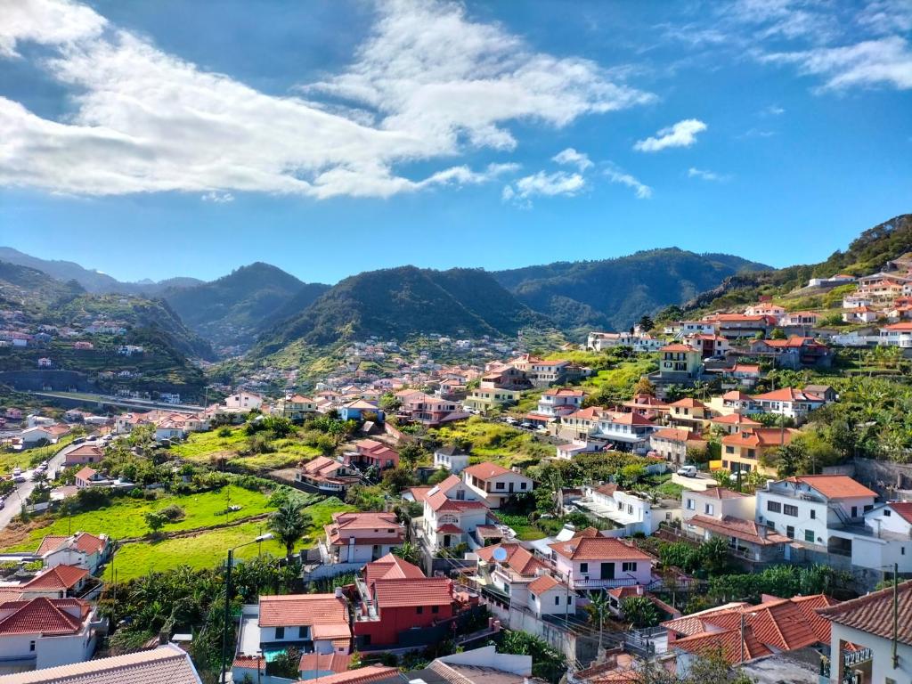 una ciudad en una colina con montañas en el fondo en CASA Bela Vista, en Machico